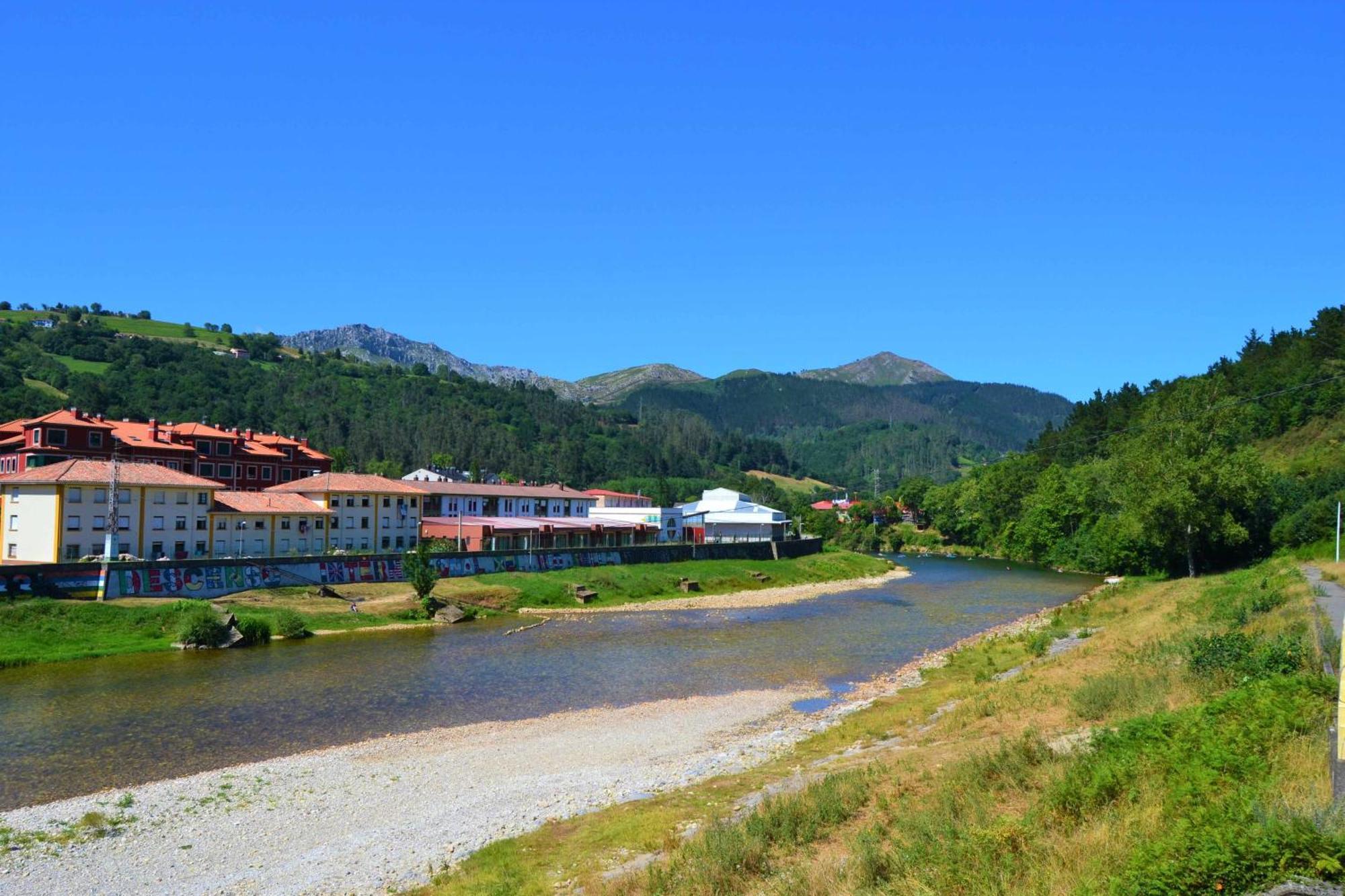 הוילה אריונדס Casa La Gueelina En Asturias מראה חיצוני תמונה